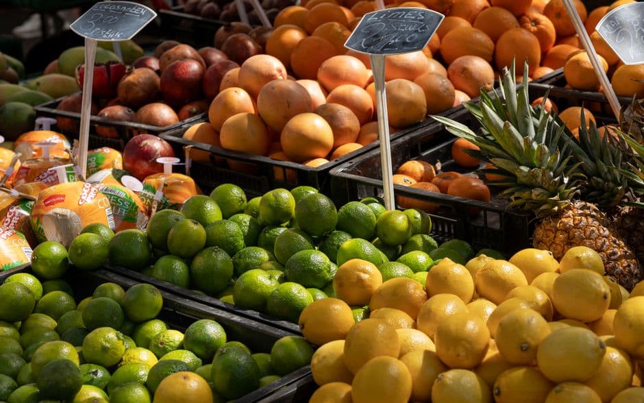 Fresh oranges, lemons, and apples displayed at Mercadinho da Figueira in Portimão, Algarve