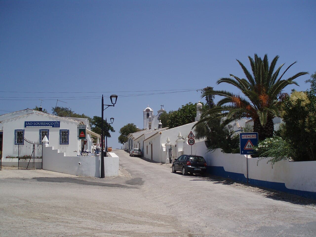 A street in Almancil. In the back, the Saint Lawrence church is visible.